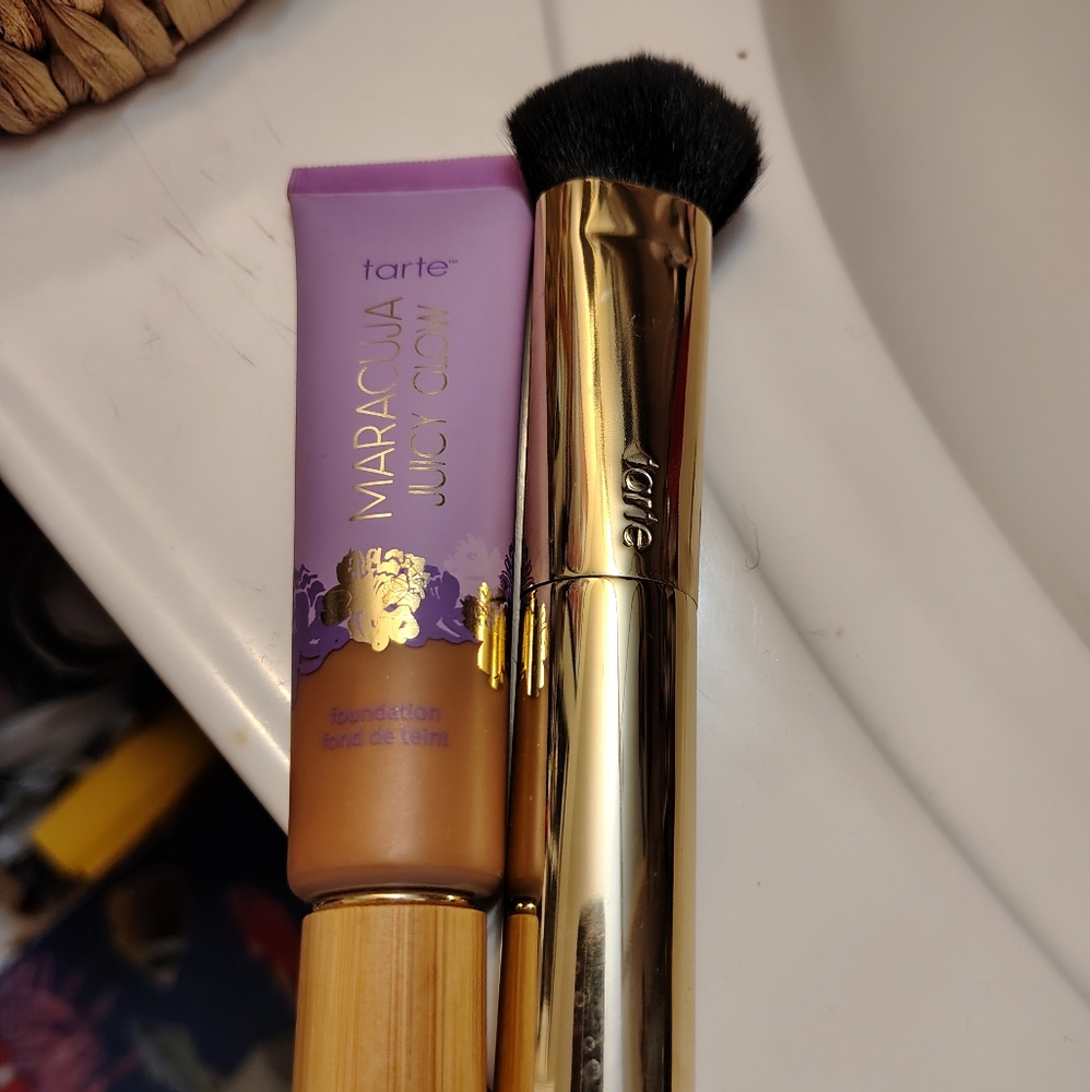 Tarte Maracuja Juicy Glow Tint With Sculpting Gold Tarte Brush/ 45 N_Tan Neutral